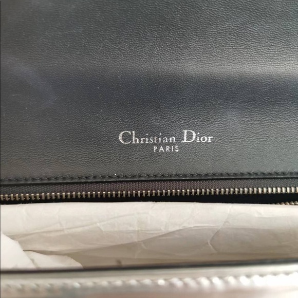 DIOR
Metallic Patent Micro-Cannage Medium silver - Picture 11 of 12